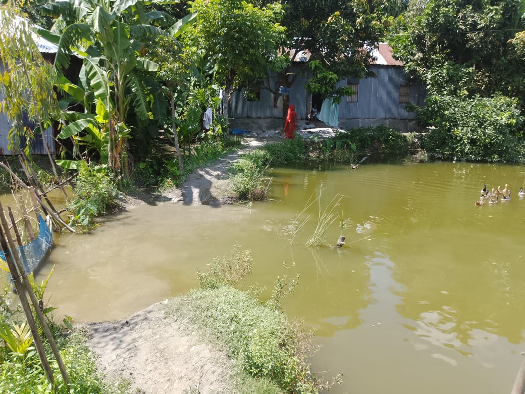রাজারহাটে পূর্ব শত্রুতার জেরে রাস্তা বন্ধ করে দেওয়ায়, পাঁচ পরিবারের চলাচল ব্যাহত