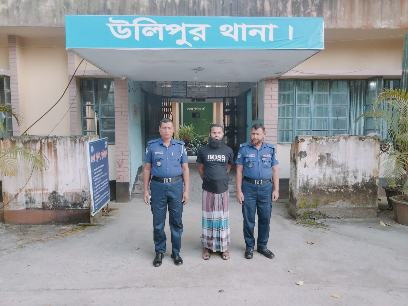 উলিপুরে মাদ্রাসা শিক্ষার্থীকে ধর্ষণের অভিযোগে শিক্ষক গ্রেফতার