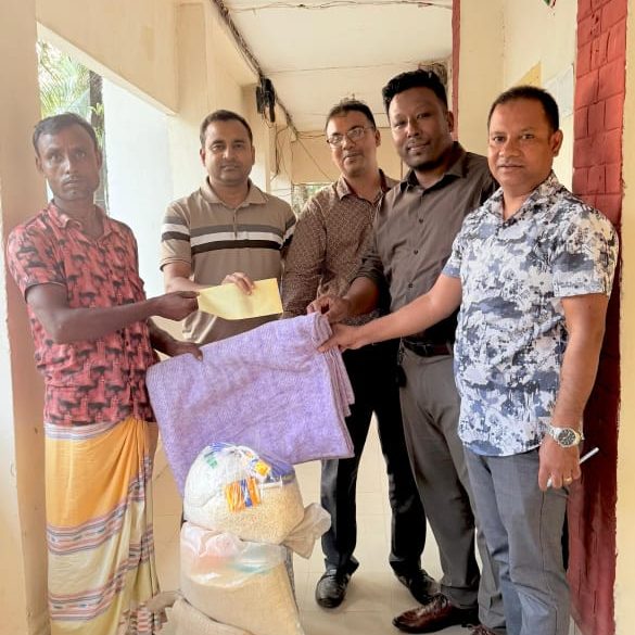 আগুনে সর্বস্বহারা আপন চন্দ্রের পাশে রাজারহাট প্রশাসন