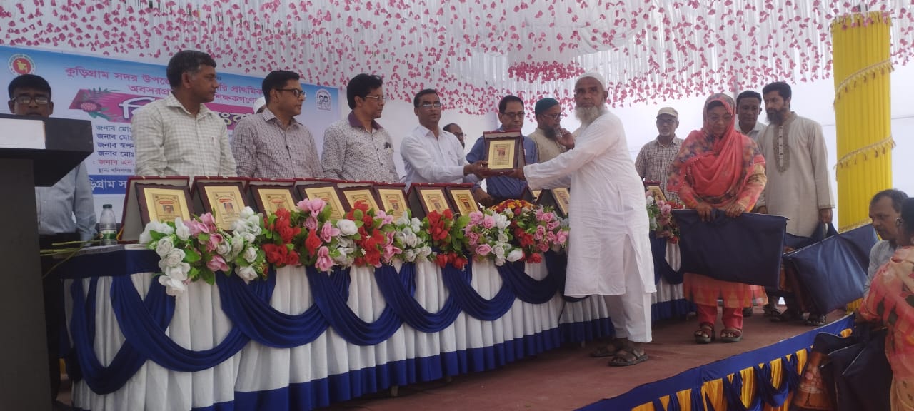 কুড়িগ্রামে জাঁকজমকপূর্ণভাবে একসাথে ২২ জন শিক্ষককে বিদায় সংবর্ধনা প্রদান
