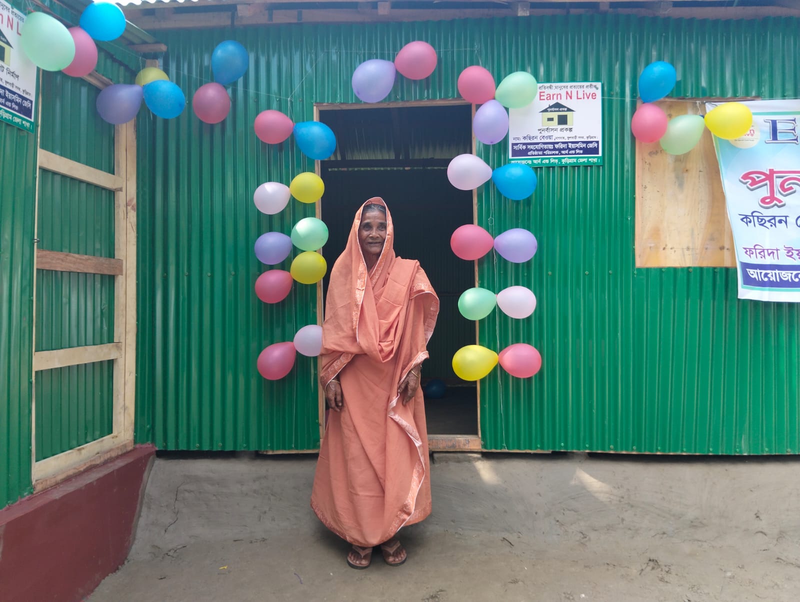 কুড়িগ্রামে ষাটোর্ধ বৃদ্ধাকে ঘর দিলেন মানবিক সংগঠন ‘আর্ন এন্ড লিভ’