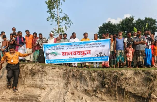 ভূরুঙ্গামারী তিলাই ইউনিয়নে নদীর বাঁধ নির্মাণের দাবিতে মানববন্ধন করেছে