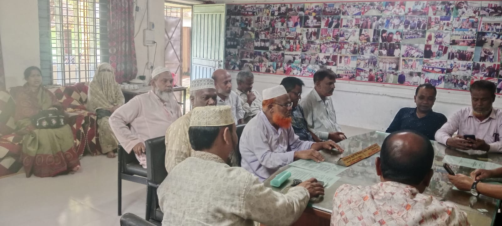 শিক্ষকদের ওপর লাঠিচার্জ ও টিয়ার সেল নিক্ষেপের প্রতিবাদে কুড়িগ্রামে কর্মবিরতি পালিত