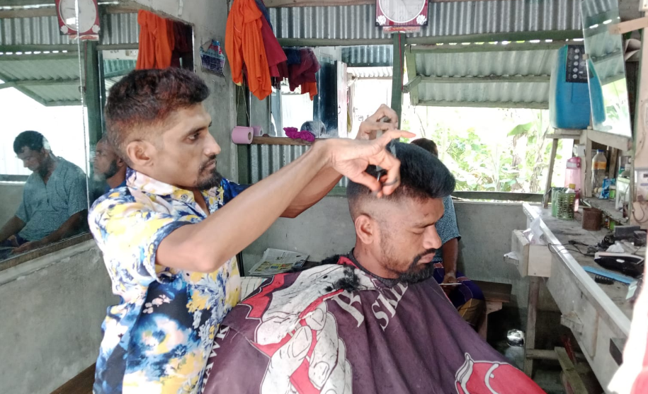 সেলুনে উপার্জিত অর্থে সংসার চলে শারীরিক প্রতিবন্ধী আমিনুলের