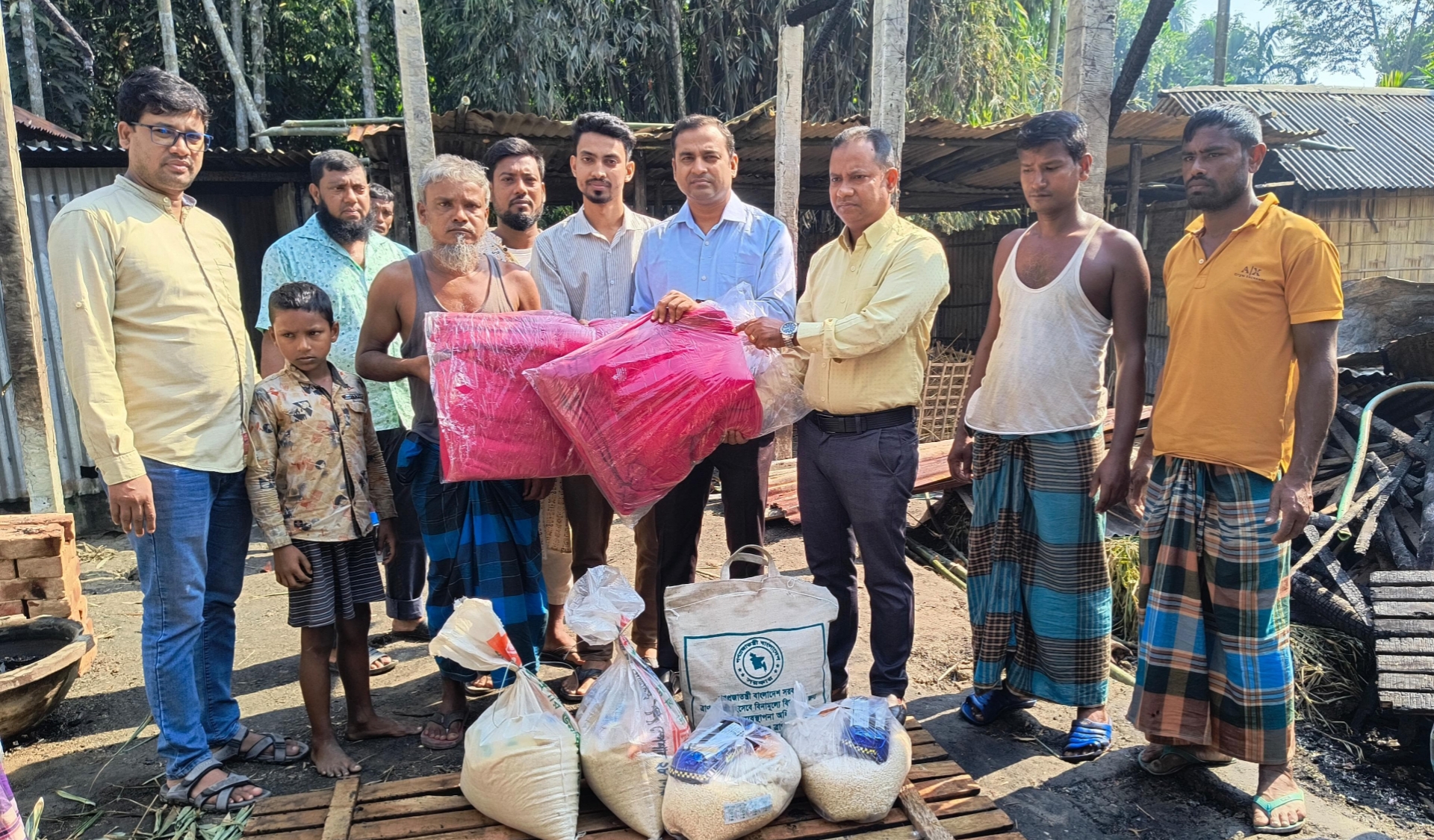 আগুনে সব হারানো পরিবারের পাশে রাজারহাট উপজেলা প্রশাসন