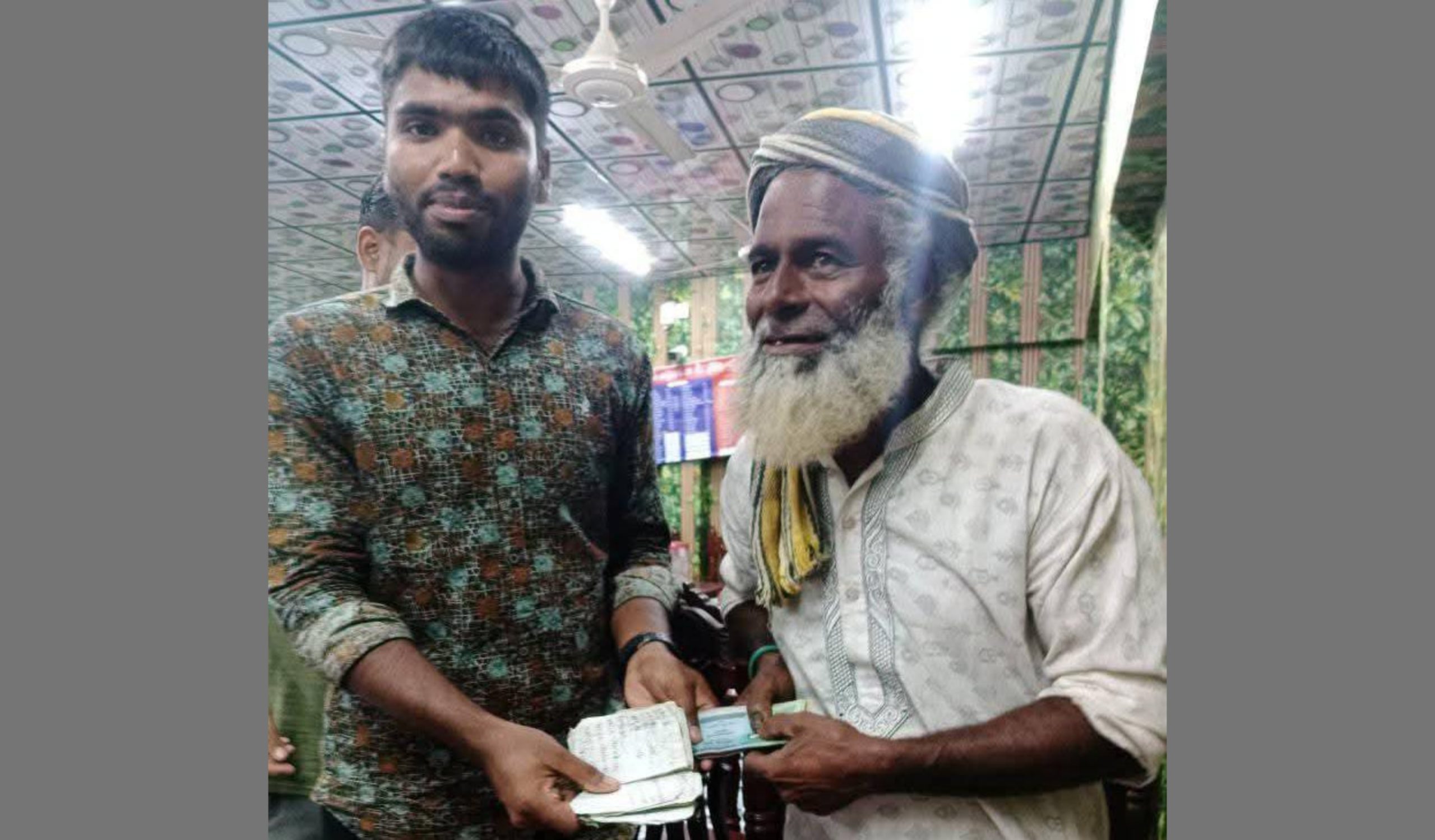ভূরুঙ্গামারীতে বুথ গার্ড মজনু পঞ্চাশ হাজার টাকা কুড়িয়ে পেয়ে মালিককে ফেরত দিয়ে প্রশংসিত