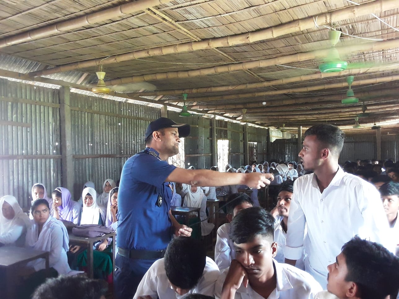 ভূরুঙ্গামারী তিলাই স্কুলে আইন ও সচেতনতামূলক ক্লাস নিলেন ওসি আল হেলাল মাহমুদ খুশি শিক্ষক-শিক্ষার্থীরা