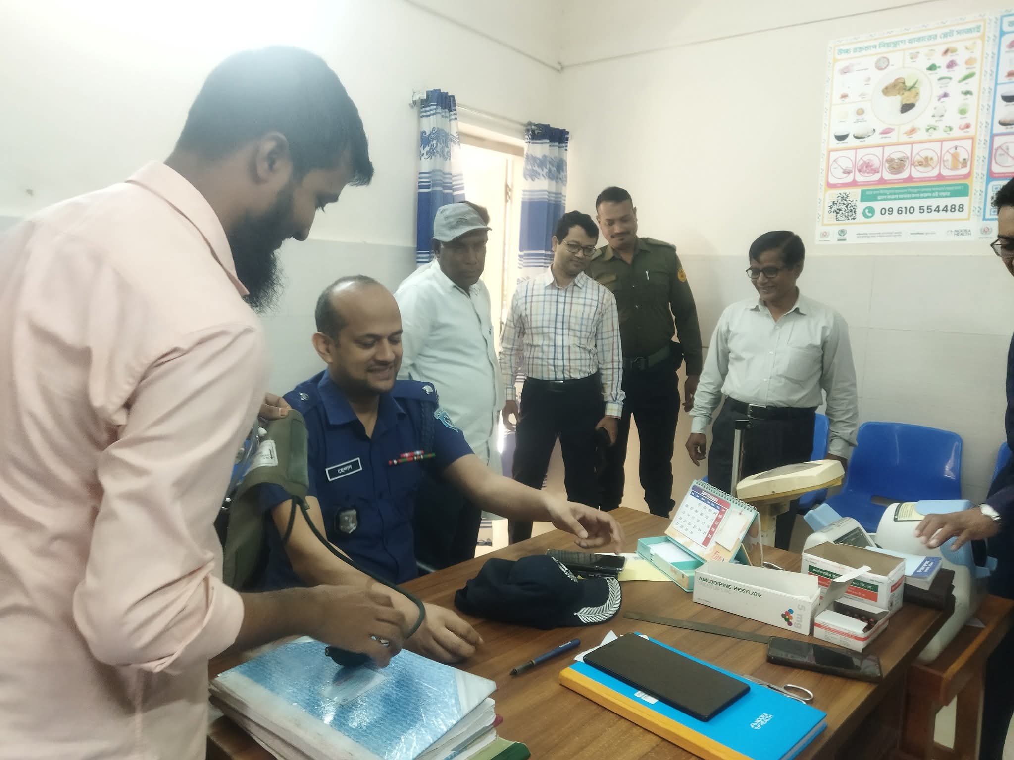 ভূরুঙ্গামারী হাসপাতালে সাংবাদিকের তথ্য সংগ্রহে কর্মচারীর বাধা ও মানহানি মানববন্ধন: পরিদর্শনে ইউএনও ও ওসি
