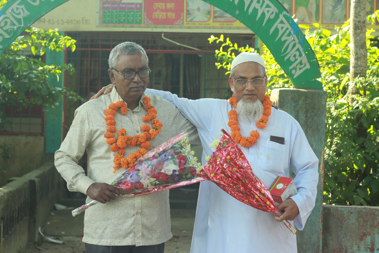 ৩৪ বছরের শিক্ষকতা জীবনের অবসানে আবেগঘন বিদায় সংবর্ধনা