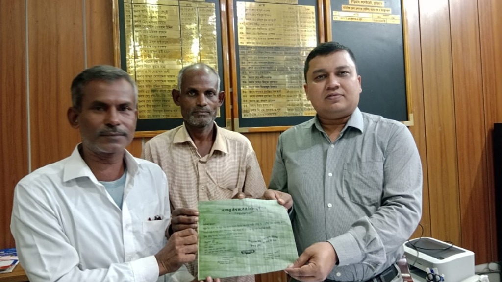 কুড়িগ্রামে প্রশাসনকে কলার পাতায় লেখা নবান্ন উৎসবের নিমন্ত্রণ পত্র প্রদান