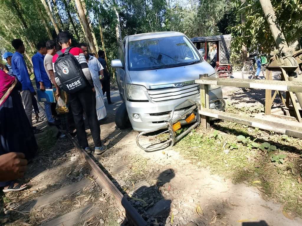 রাজারহাটে অরক্ষিত রেলওয়ে স্টেশনে হরহামেশাই ঘটছে দুর্ঘটনা