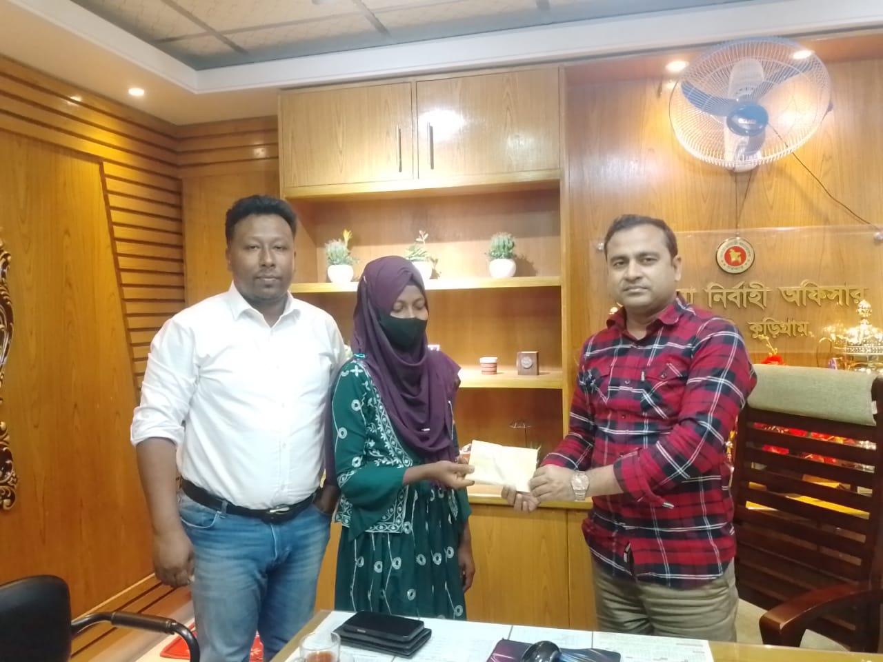 ক্যান্সার আক্রান্ত হোমায়রাকে আর্থিক সহায়তা দিলেন ইউএনও