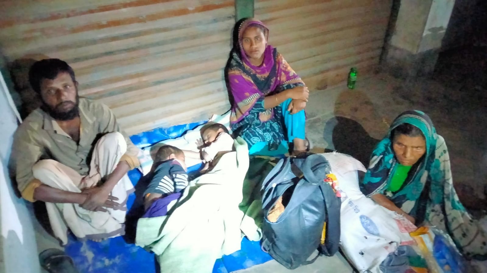 ভূরুঙ্গামারীতে শহিদুলের পরিবারের মাথা গোঁজার ঠাঁই নেই, খোলা আকাশের নিচে রাত্রিযাপন