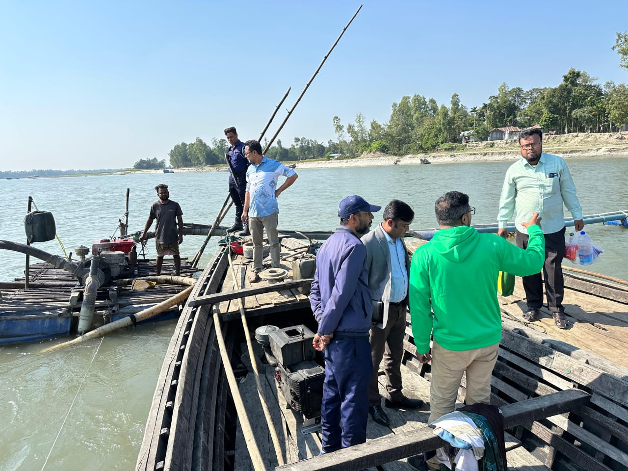 উলিপুরে নদীর পাড় থেকে বালু উত্তোলনের দায়ে৫০ হাজার টাকা জরিমানা
