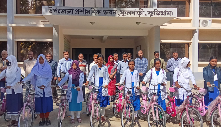 ফুলবাড়ীতে গরীব ও মেধাবী শিক্ষার্থীরা পেল বাইসাইকেল