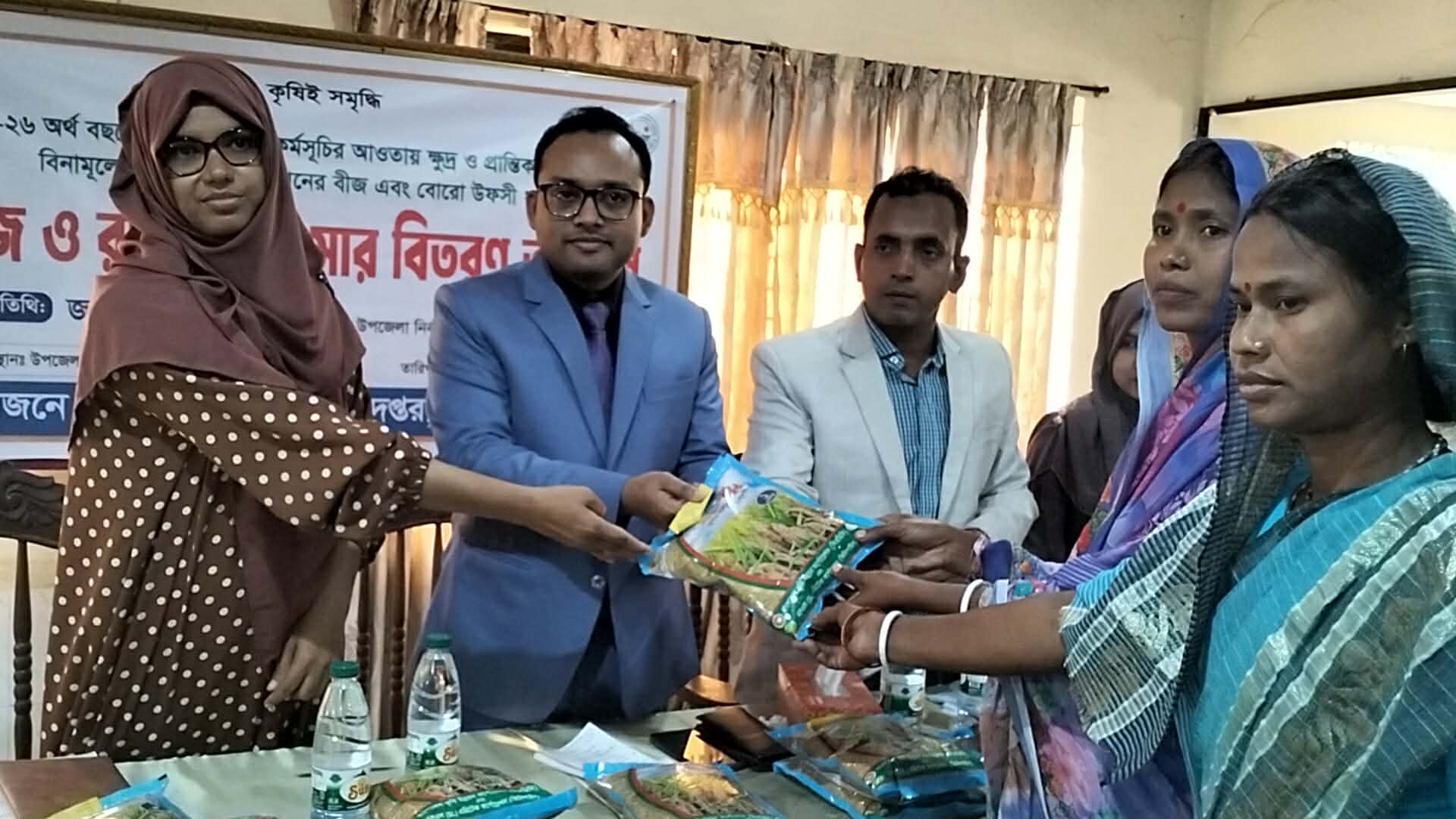 উলিপুরে ক্ষুদ্র ও প্রান্তিক কৃষকদের মাঝে বিনামূল্যে বীজ ও সার বিতরণ
