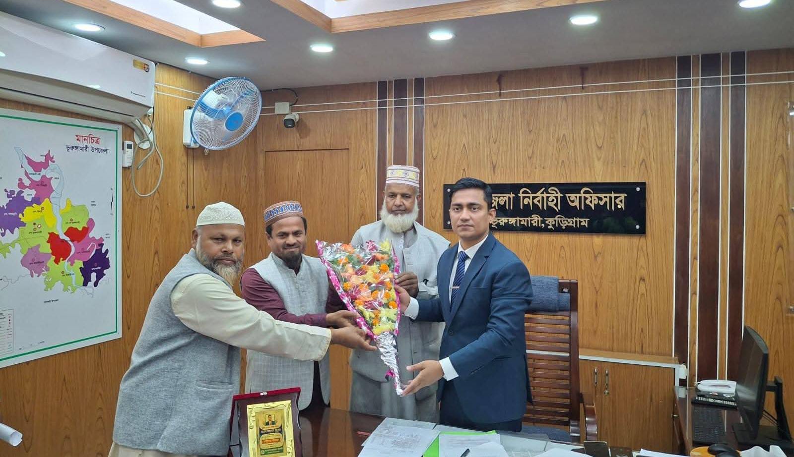 নবাগত ইউএনও শাহাদাৎ কে ভূরুঙ্গামারী জামায়াতে ইসলামীর সম্মাননা স্মারক ও ফুলের শুভেচ্ছা