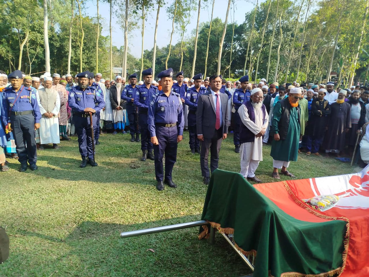 উলিপুরে রাষ্ট্রীয় মর্যাদায় বীর মুক্তিযোদ্ধা আব্দুস সালাম এর দাফন সম্পন্ন