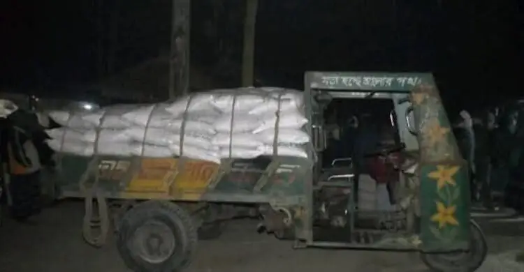 নাগেশ্বরীতে রাতের আঁধারে সার পাচারের চেষ্টা, ৪ টন জব্দ