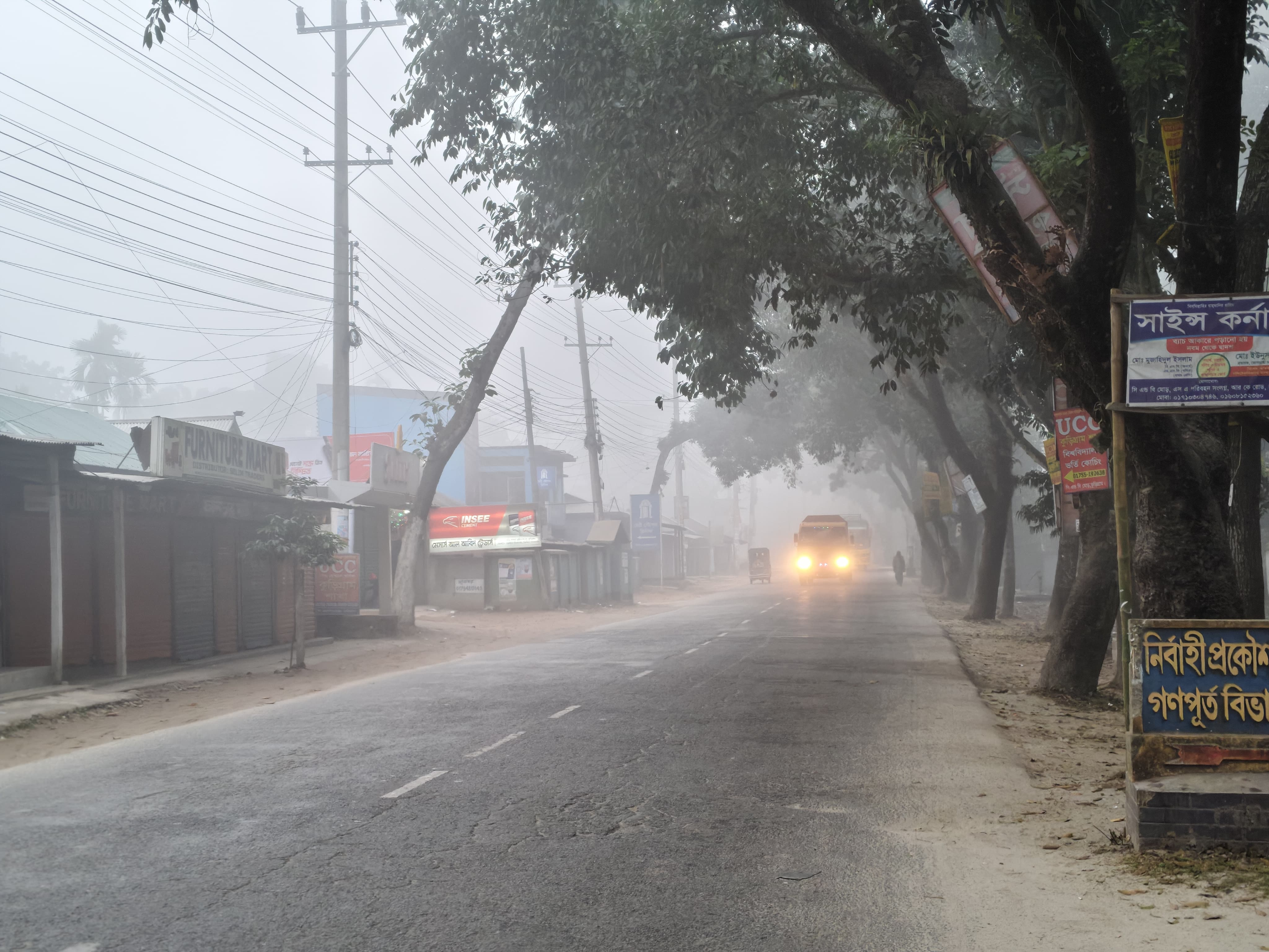 ঘন কুয়াশা ও তীব্র শীতে বিপর্যস্ত কুড়িগ্রামের জনজীবন, শ্রমজীবীদের দুর্ভোগ বেড়েছে