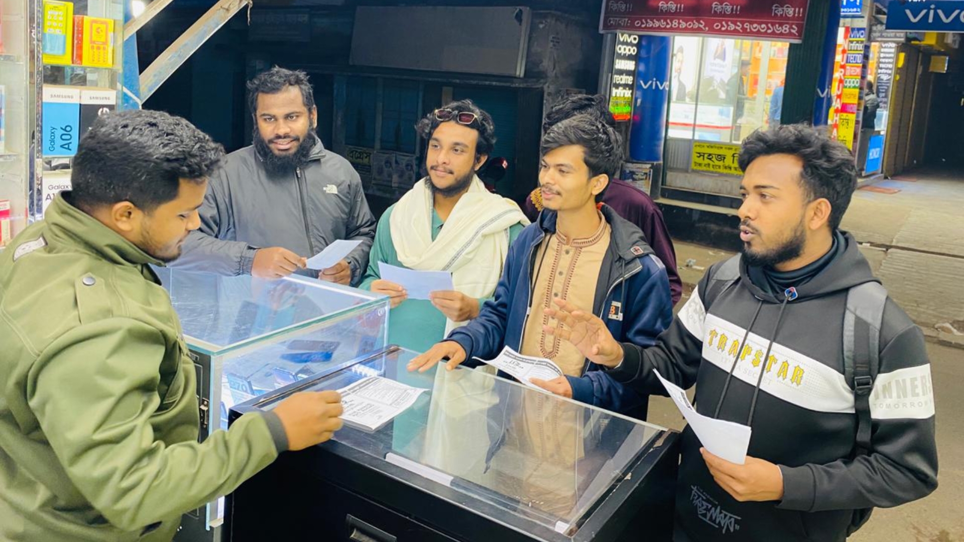 কুড়িগ্রামের জিয়া বাজারে গণভোটে ‘হ্যাঁ’-এর পক্ষে লিফলেট বিতরণ ও গণসংযোগ