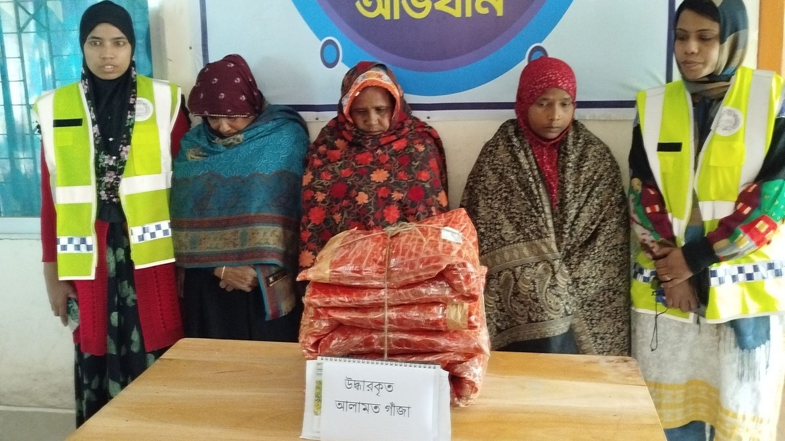ফুলবাড়ীতে সাড়ে ১২ কেজি গাঁজাসহ পাঁচ নারী মাদক কারবারি গ্রেফতার