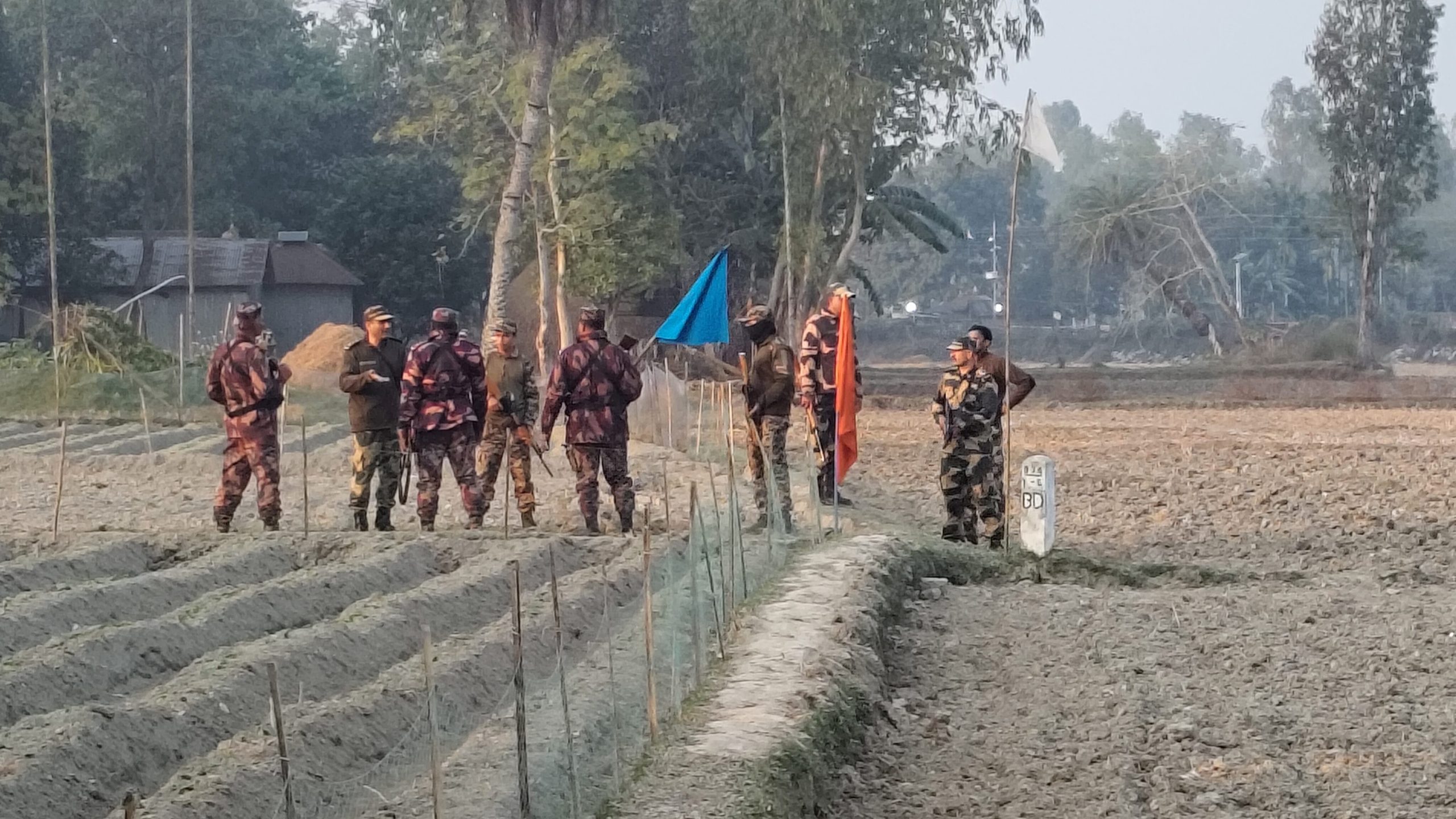 রাতের আঁধারে বাংলাদেশের সীমান্তঘেঁষে সড়ক নির্মাণের চেষ্টা চালায় ভারতীয় বিএসএফ! বিজিবি’র বাধায় কাজ বন্ধ