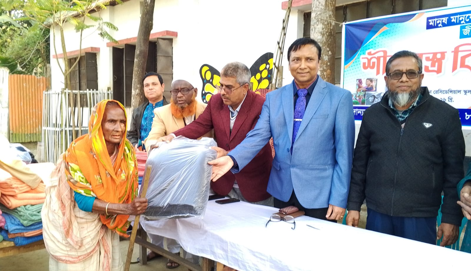 উলিপুরে এস এস সি-৮৮ব্যচের কম্বল বিতরন