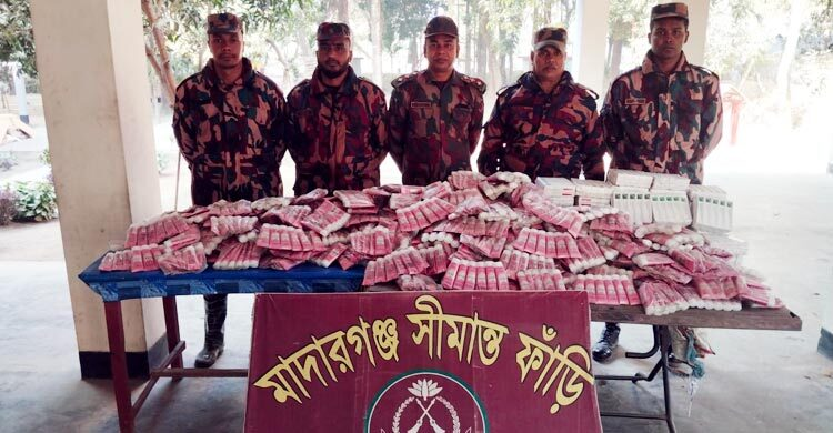 কুড়িগ্রামে বিজিবির অভিযানে ৩০ লাখ টাকার চোরাই পণ্য জব্দ