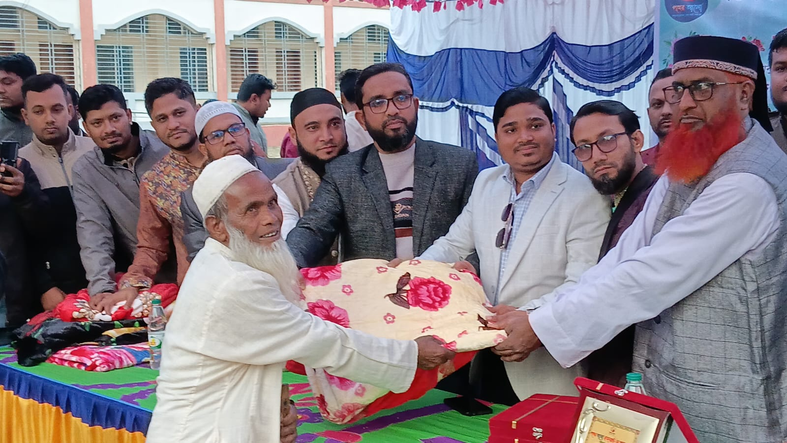 রাজারহাটে স্বেচ্ছাসেবী সংগঠন ‘পথের আলো’র উদ্যোগে দুই শতাধিক কম্বল বিতরণ