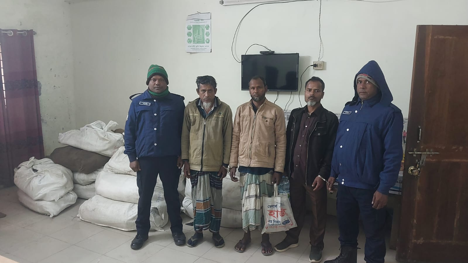 নাগেশ্বরীতে ২৪৮ পিস ভারতীয় কাপড়সহ ৩টি অটোরিকশা জব্দ, আটক ৩