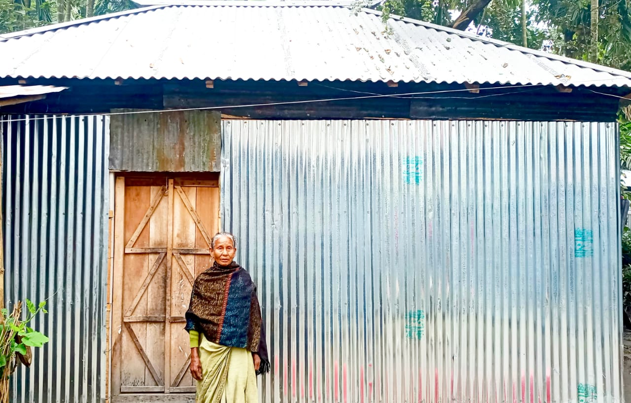 মানবিকতার ছোঁয়ায় বদলে গেল এক অসহায় বৃদ্ধার জীবন। রাজারহাটে নতুন ঘর পেয়ে হাসি ফুটেছে দুর্গাময়ীর মুখে