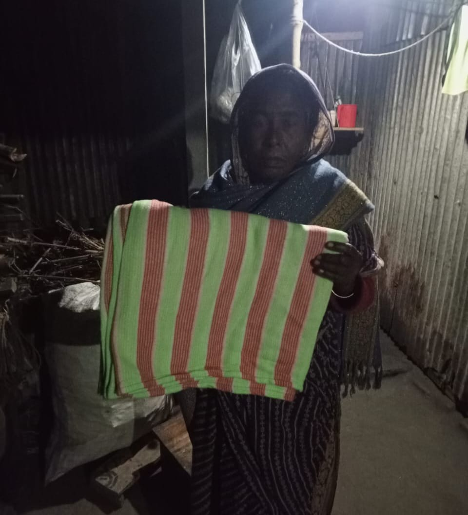 কুড়িগ্রামে অসহায়দের ঘরে ঘরে কম্বল পৌঁছে দিল এসএসসি-২০০৩ ব্যাচ