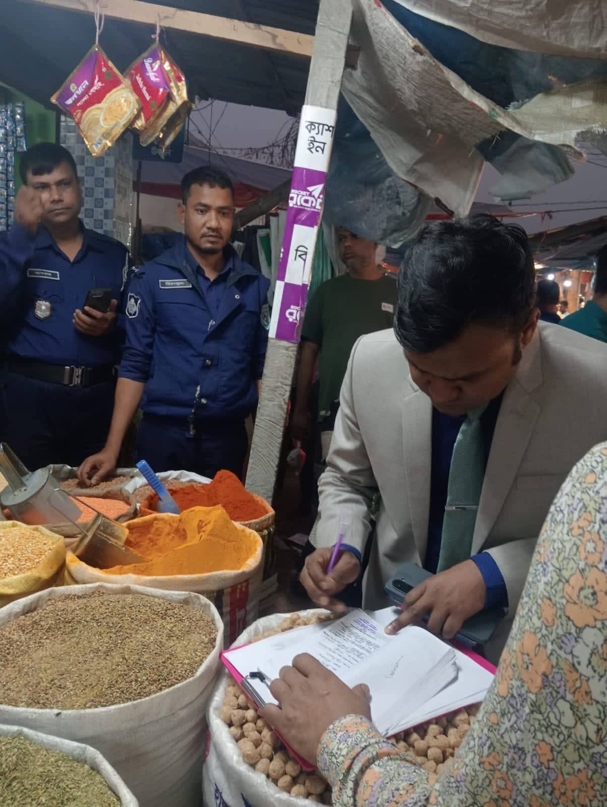 রমজান উপলক্ষে উলিপুর বাজারে মোবাইল কোর্ট: অতিরিক্ত মূল্য আদায়ে ৪ ব্যবসায়ীকে জরিমানা