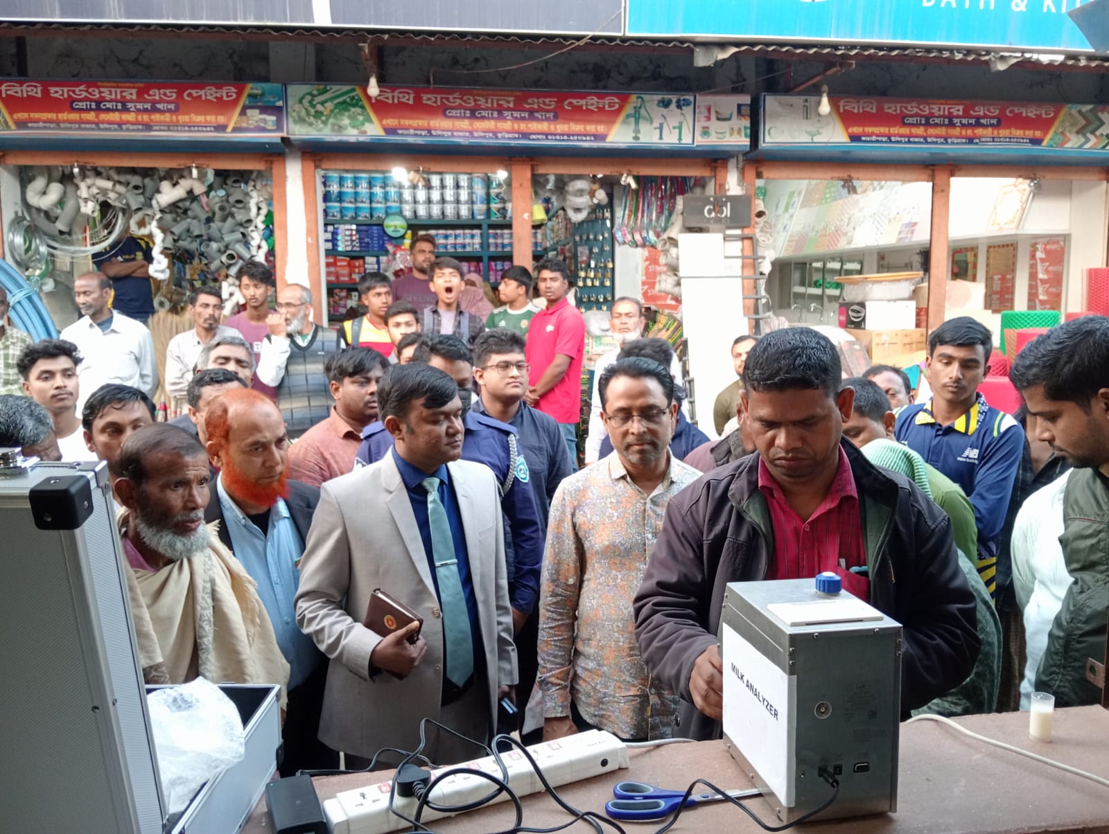 উলিপুরে রমজান উপলক্ষে দ্রব্যমূল্য নিয়ন্ত্রণে ভ্রাম্যমাণ আদালতের অভিযান, জরিমানা