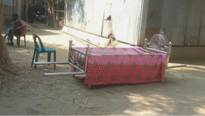 নাগেশ্বরীতে অবশেষে সম্পত্তি ভাগাভাগি শেষে ৩০ ঘণ্টা পর বাবার লাশ দাফন