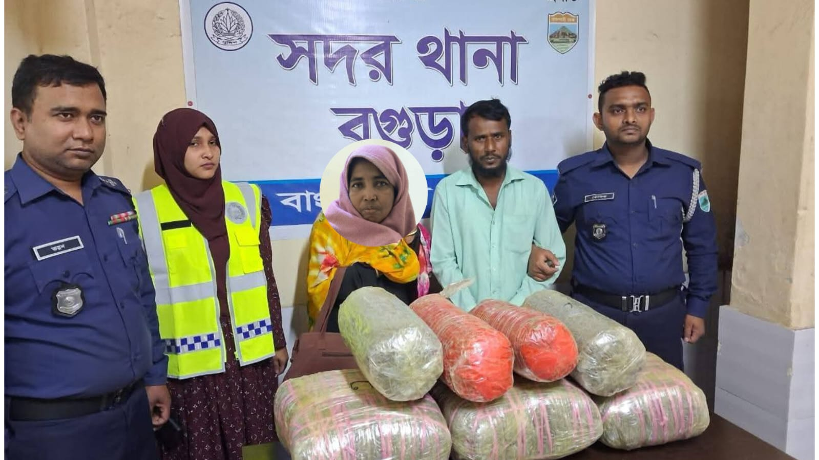 ভূরুঙ্গামারী-ঢাকা গামী নাবিল গাড়িতে বগুড়ায় ৩২ কেজি গাঁজাসহ স্বামী-স্ত্রী গ্রেপ্তার