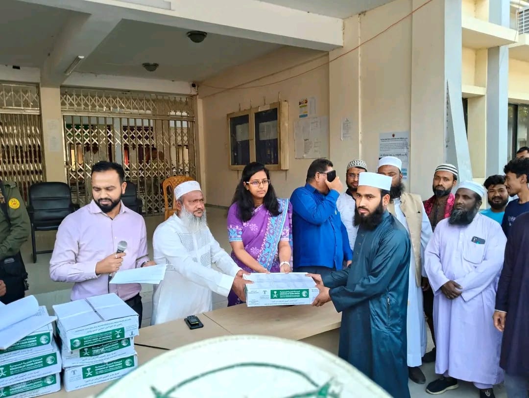 নাগেশ্বরীতে মাদ্রাসা শিক্ষার্থীদের মাঝে সরকারি অনুদানের খেজুর বিতরণ