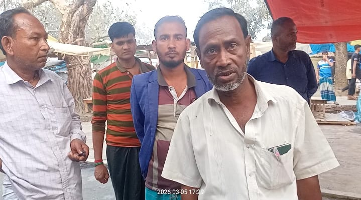 ভূরুঙ্গামারীতে মাছ ব্যবসায়ীকে মারধর ও টাকা ছিনিয়ে নেওয়ার অভিযোগ; প্রতিবাদে মাছ বাজারে ধর্মঘট