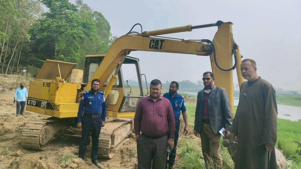 অবৈধভাবে মাটি উত্তোলন: ভ্রাম্যমাণ আদালতে ১ লাখ টাকা জরিমানা