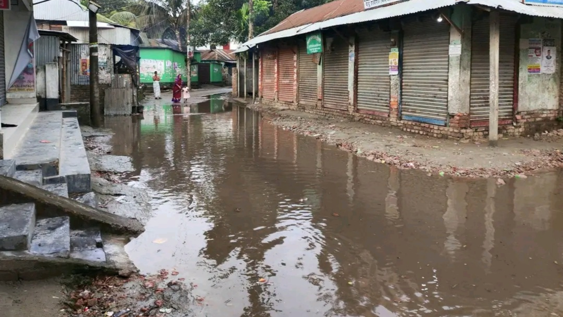 থানাহাটের ৮ নম্বর ওয়ার্ডে অকার্যকর ড্রেন, জলাবদ্ধতায় স্থবির জনজীবন