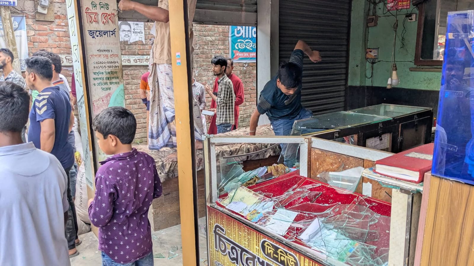 ভূরুঙ্গামারীতে স্বর্ণের দোকানে হামলা ও ভাঙচুর, ১২ ভরি স্বর্ণালঙ্কার লুটের অভিযোগ