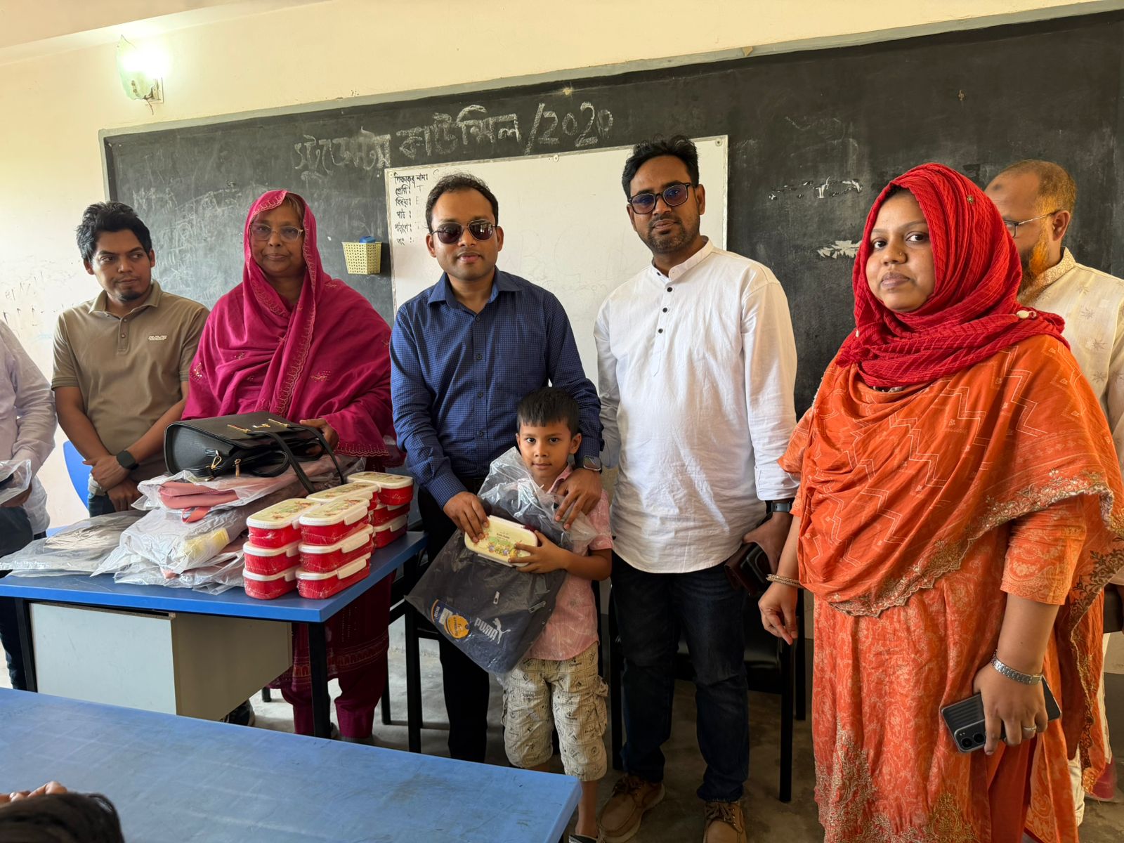 স্কুল পরিদর্শনে ইউএনও , শিক্ষার্থীদের মাঝে ব্যাগ ও টিফিন বক্স বিতরণ
