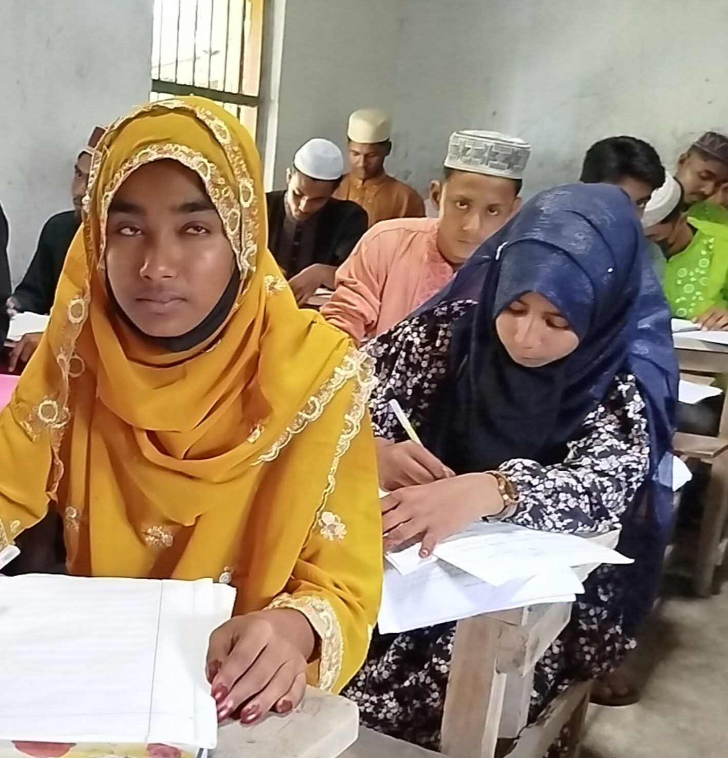 নিয়ম আছে, প্রয়োগ নেই— দৃষ্টি প্রতিবন্ধী মিতু পরিক্ষা দিছেন সাধারণ শিক্ষার্থীর সঙ্গে