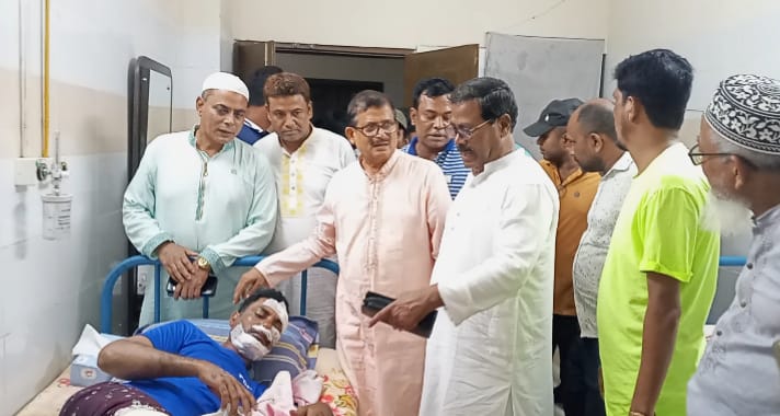 শিয়ালকে বাঁচাতে গিয়ে আহত কর্মী মন্জুকে দেখতে হাসপাতালে বিএনপির নেতাকর্মীর ভীড়