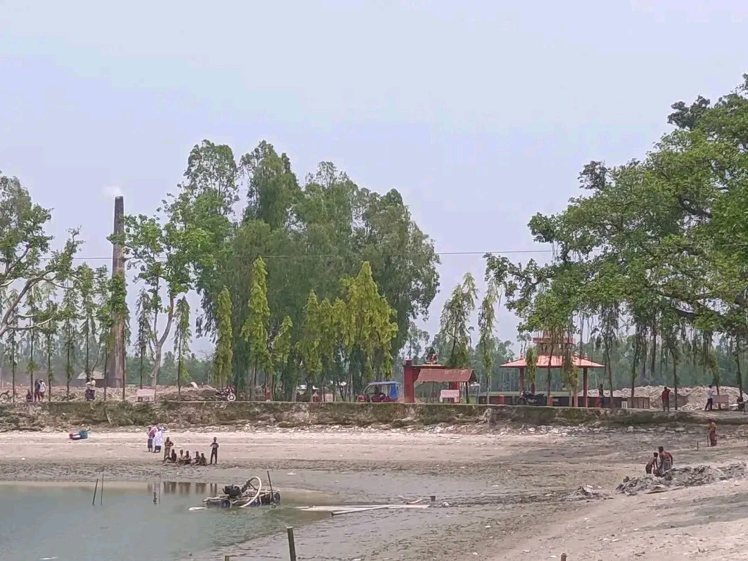 ঐতিহ্যবাহী সিন্দুরমতি পুকুরে খনন ও শোভাবর্ধন কাজ চলছে