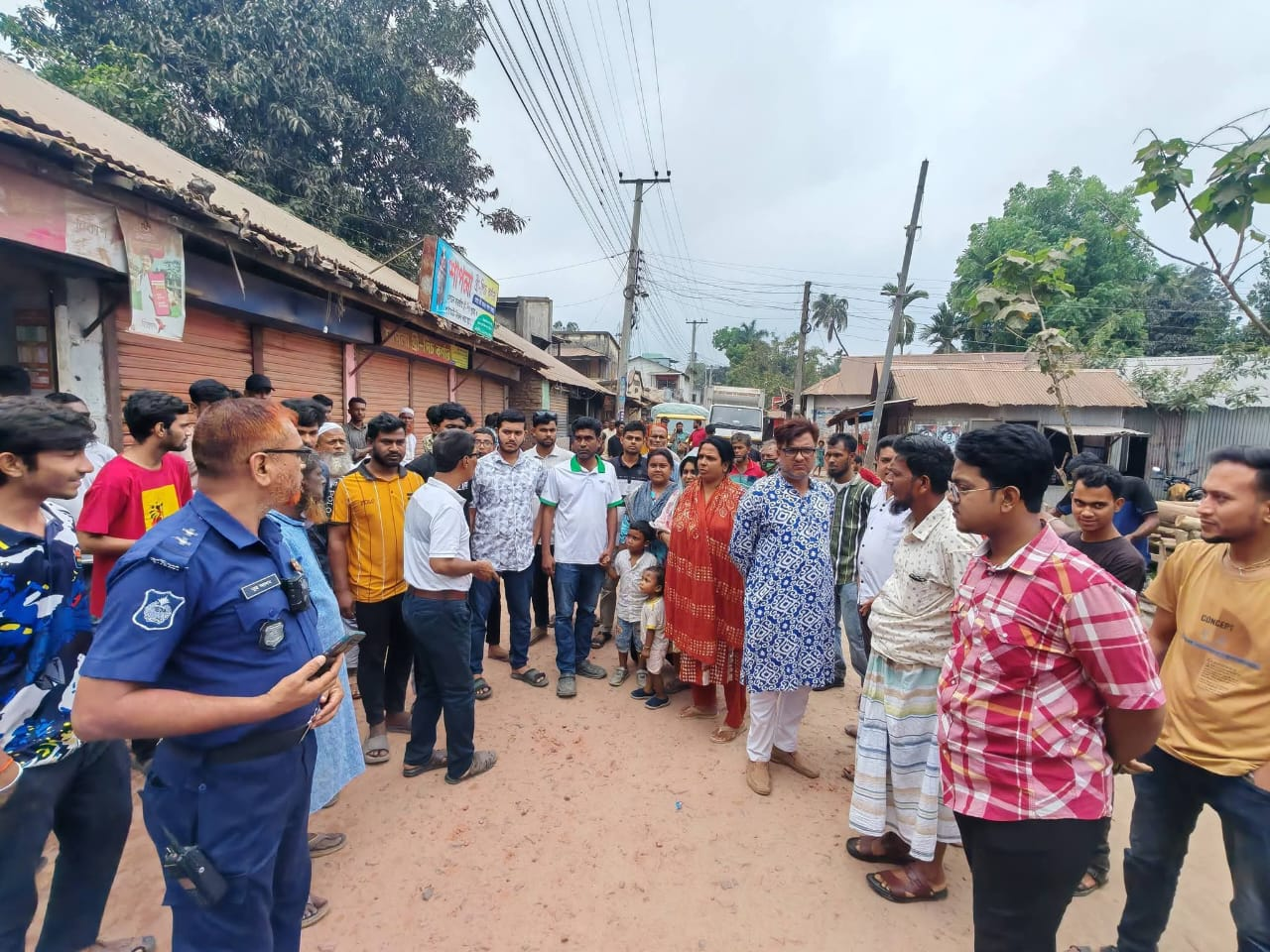 কুড়িগ্রাম পৌরসভায় কমিশনের খেলায় সড়ক নির্মাণে অনিয়ম, ধুলোয় দমবন্ধ, ক্ষোভে রাস্তায় নামলেন এলাকাবাসী