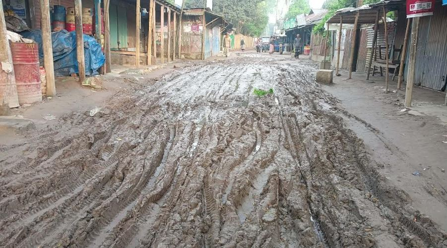 চিলমারীর ঐতিহ্যবাহী জোড়গাছ হাটের সড়কের বেহাল দশা, চরম ভোগান্তিতে হাজারো মানুষ