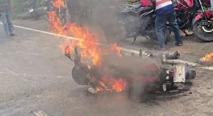 কুড়িগ্রাম রাজারহাটে ফিলিং স্টেশনে তেল নিতে এসে মোটরসাইকেলে আগুন