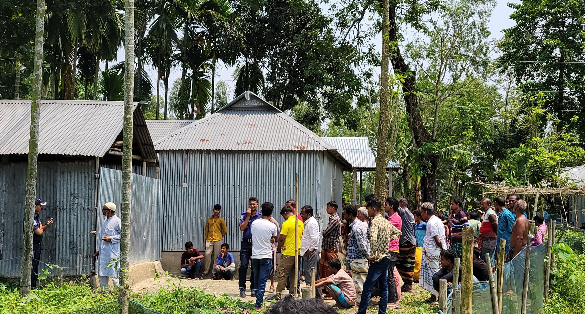 ফুলবাড়ীতে মানসিক ভারসাম্যহীন নারীর ঝুলন্ত মরদেহ উদ্ধার